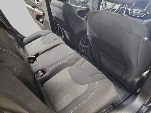 Used 2019 Jeep Cherokee Latitude w/ Cold Weather Group image 12