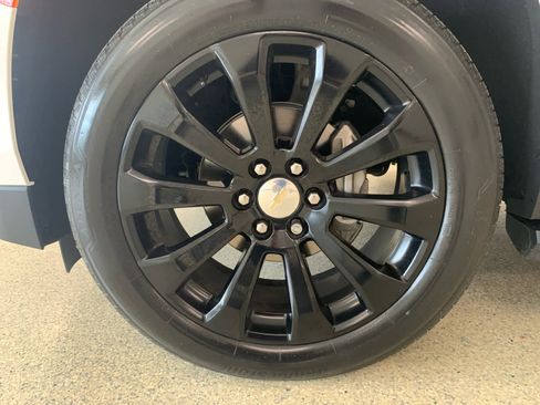 Used 2021 Chevrolet Tahoe Premier w/ Premium Package image 12