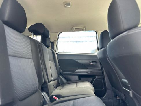 Used 2017 Mitsubishi Outlander SE AWD/4WD image 34