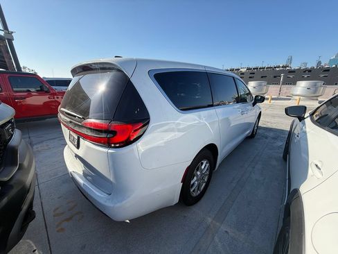 Used 2026 Chrysler Pacifica Select FWD image 2