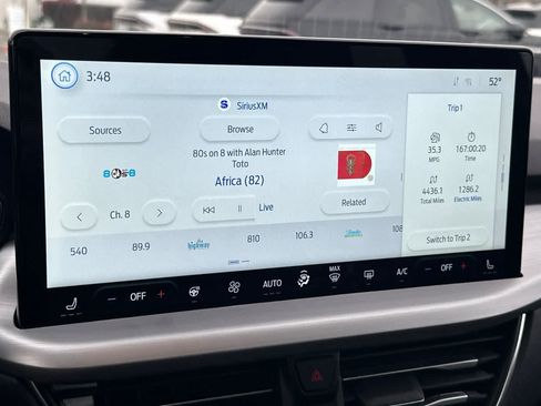 Certified 2025 Ford Escape SE w/ PHEV Premium Package image 18