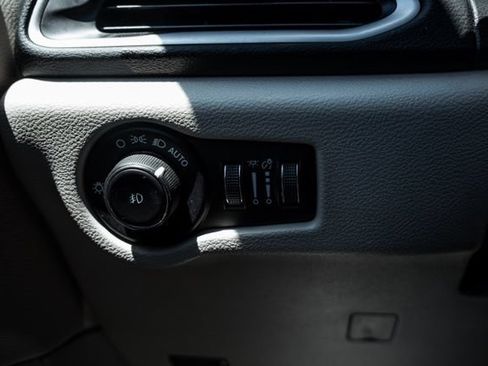 Used 2023 Chrysler Pacifica Touring-L FWD image 17