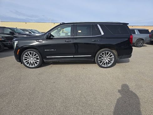Used 2025 GMC Yukon Denali w/ Denali Reserve Package image 3