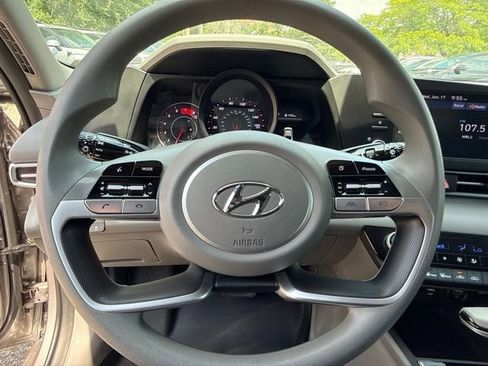 Used 2023 Hyundai Elantra SEL w/ Preferred Accessory Package FWD image 9
