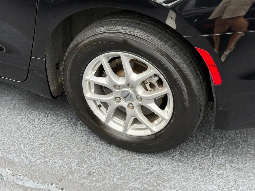 Used 2024 Chrysler Pacifica Touring-L FWD image 7