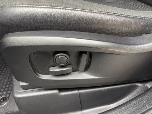 Used 2020 Land Rover Defender 110 SE image 28