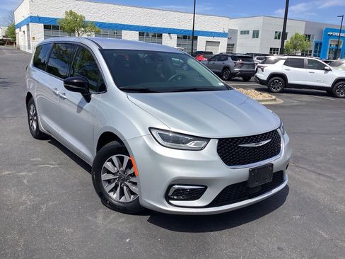 Used 2024 Chrysler Pacifica Limited FWD image 1