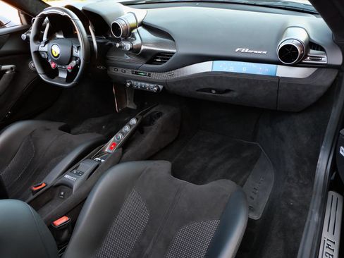 Used 2023 Ferrari F8 Tributo RWD image 31