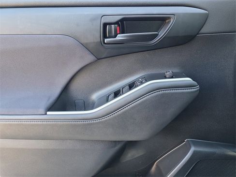 Used 2024 Toyota Highlander LE image 17