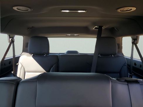 Used 2025 Chevrolet Suburban Z71 image 25