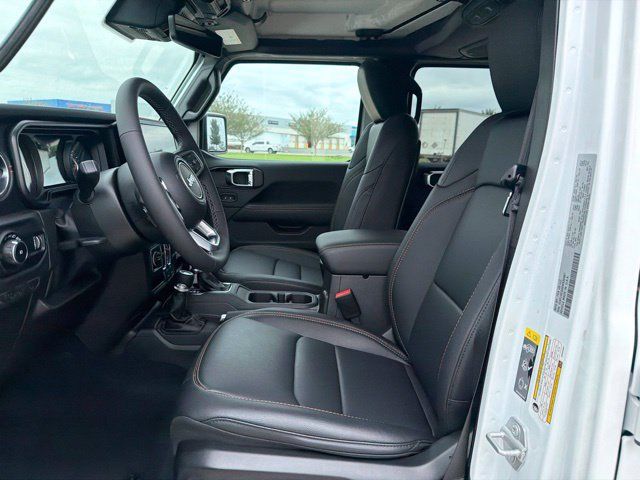 Used 2025 Jeep Wrangler Unlimited Sahara AWD/4WD image 5