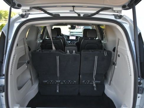 Used 2024 Chrysler Pacifica Touring-L FWD image 9