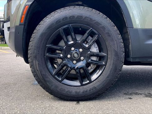 Used 2023 Land Rover Defender 110 SE image 5