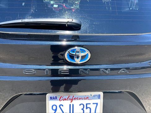 Certified 2025 Toyota Sienna LE FWD image 30