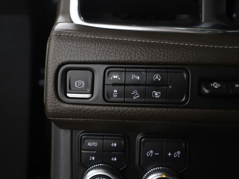 Used 2023 GMC Yukon XL Denali AWD/4WD image 31