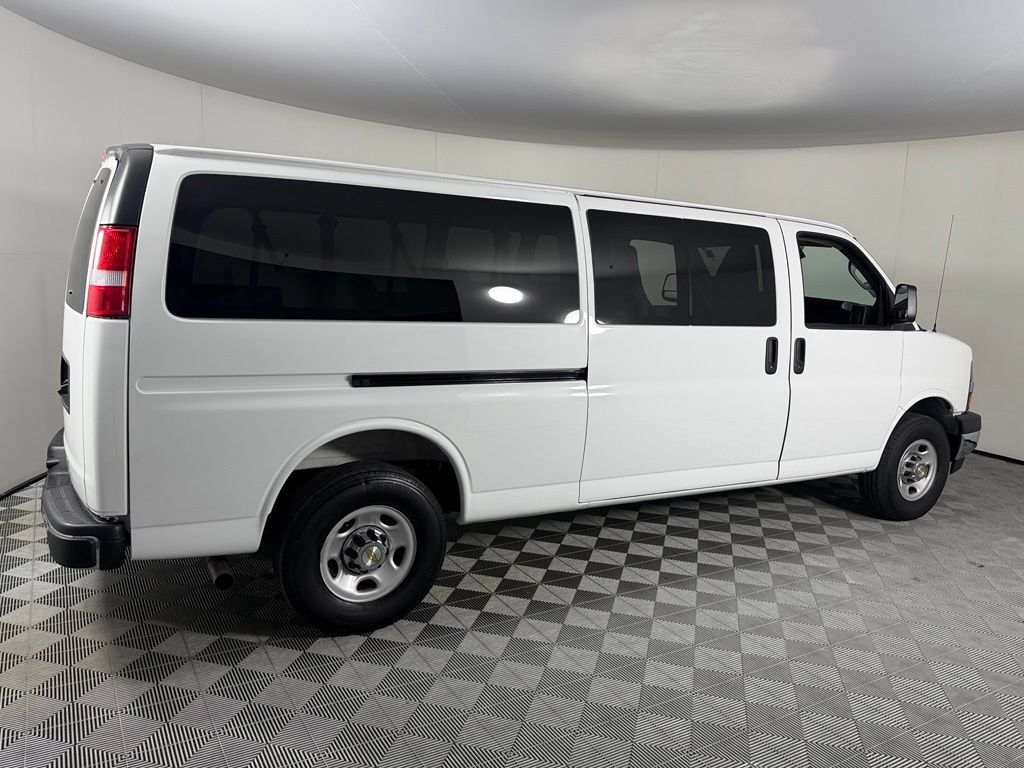 Used 2025 Chevrolet Express 3500 LT w/ LT Preferred Equipment Group RWD image 5