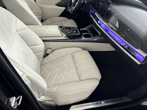 Certified 2024 BMW i7 xDrive60 w/ Premium Package image 31