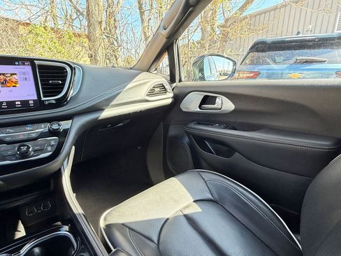 Used 2025 Chrysler Pacifica Limited image 35