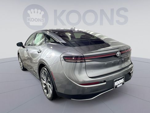 Used 2023 Toyota Crown Limited image 4