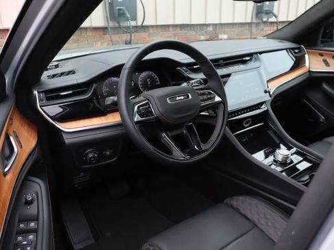 Used 2026 Jeep Grand Cherokee Summit w/ Obsidian Package AWD/4WD image 16