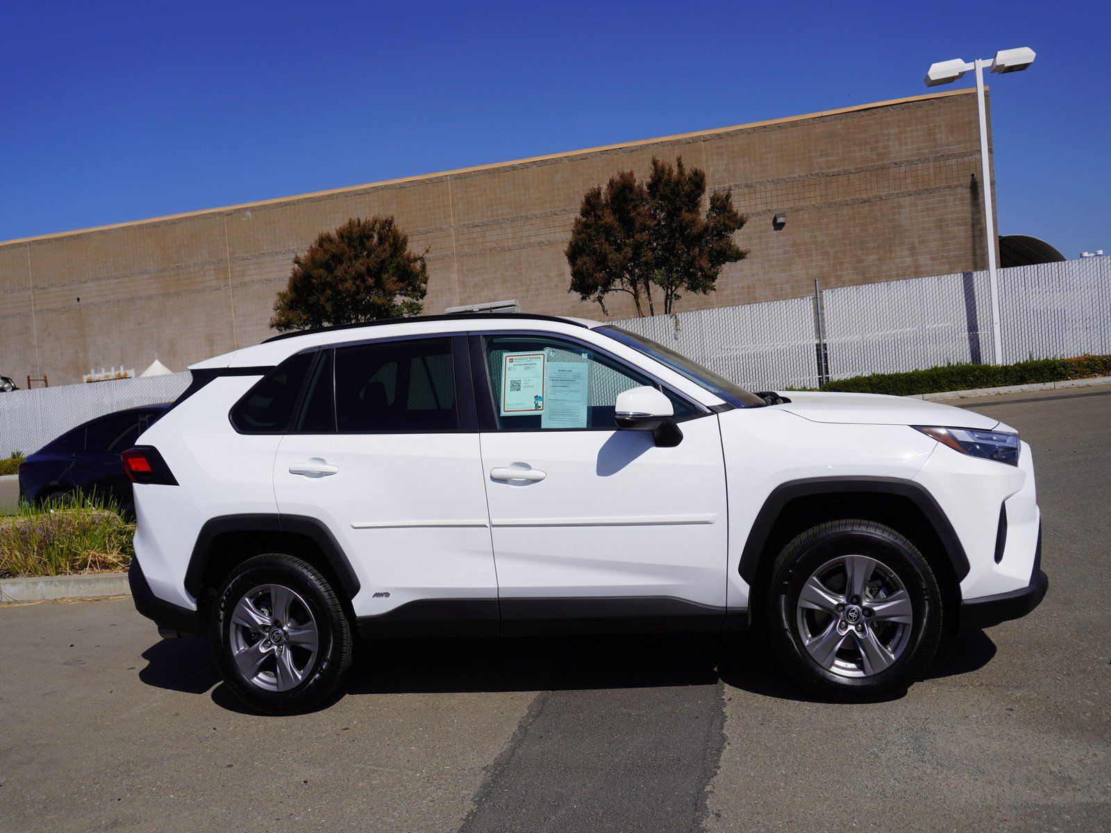 Used 2023 Toyota RAV4 LE AWD/4WD image 4