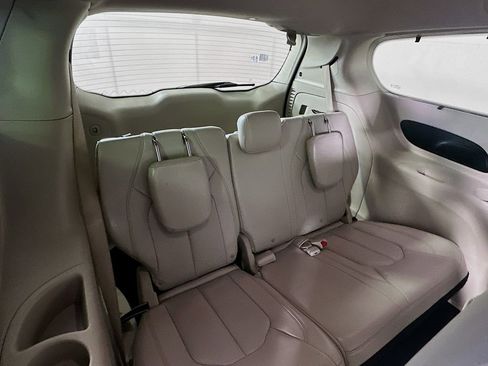 Used 2021 Chrysler Pacifica Touring-L image 26