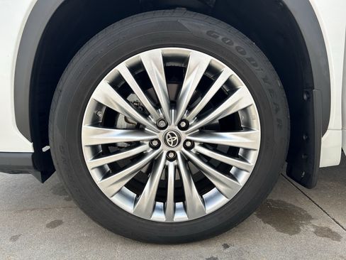 Certified 2024 Toyota Highlander Platinum AWD/4WD image 11