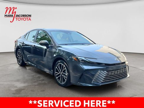 Used 2025 Toyota Camry XLE FWD image 5