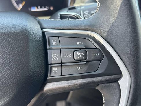 Used 2023 Jeep Grand Cherokee Limited w/ Black Appearance Package AWD/4WD image 22