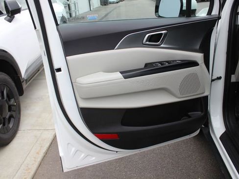 Used 2024 Kia Carnival LX FWD image 18