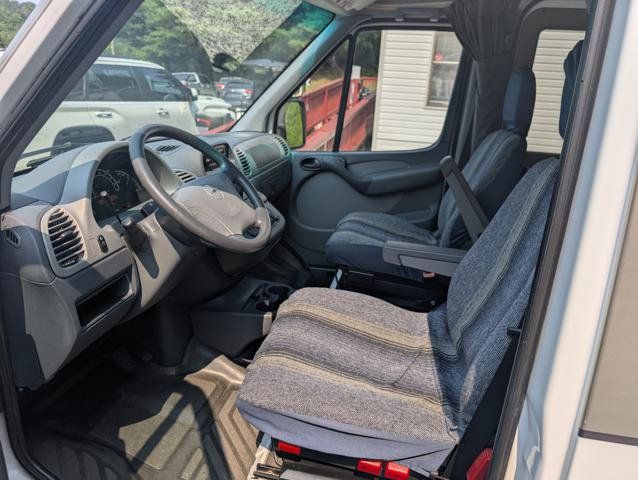 Used 2005 Freightliner Sprinter 2500 RWD image 5