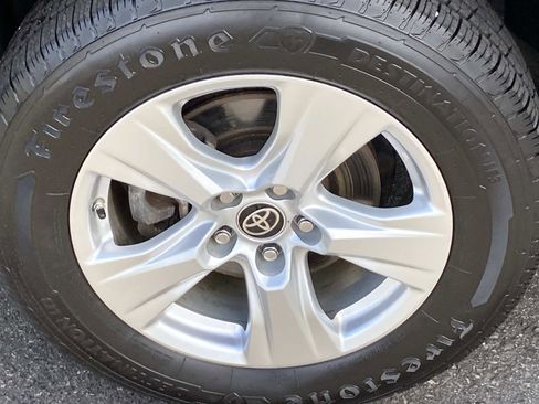 Used 2021 Toyota RAV4 LE AWD/4WD image 27
