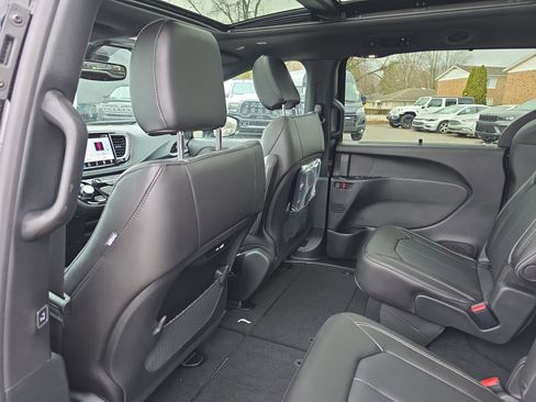 New 2026 Chrysler Pacifica Select image 15