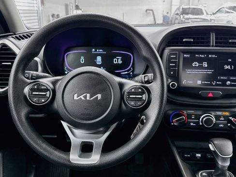 Used 2025 Kia Soul LX w/ LX Technology Package FWD image 18