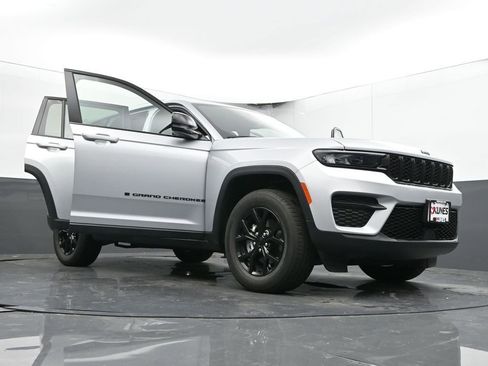 Used 2024 Jeep Grand Cherokee Altitude image 69