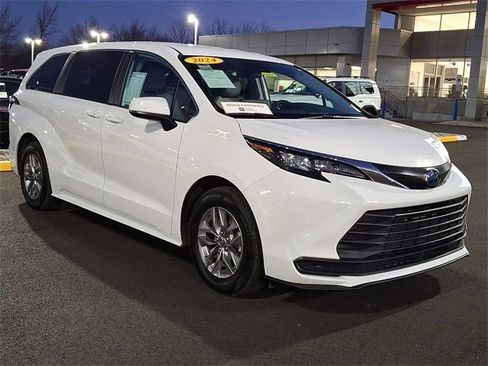 Certified 2024 Toyota Sienna LE image 2
