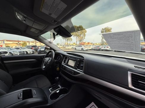 Used 2018 Toyota Highlander LE FWD image 12