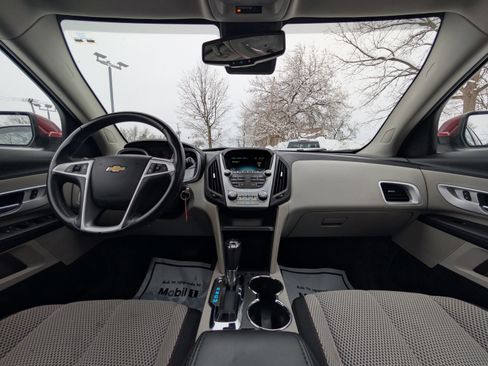 Used 2017 Chevrolet Equinox LT w/ Convenience Package image 2