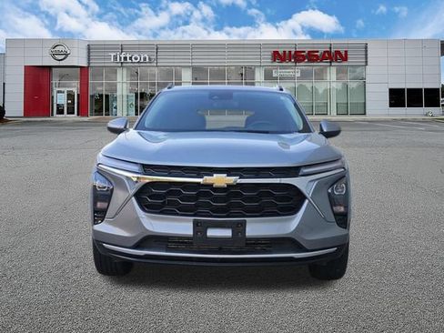 Used 2025 Chevrolet Trax LT w/ LT Convenience Package FWD image 2
