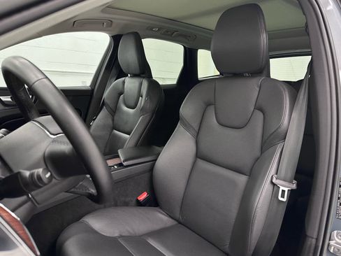 Used 2023 Volvo XC60 B5 Plus image 10