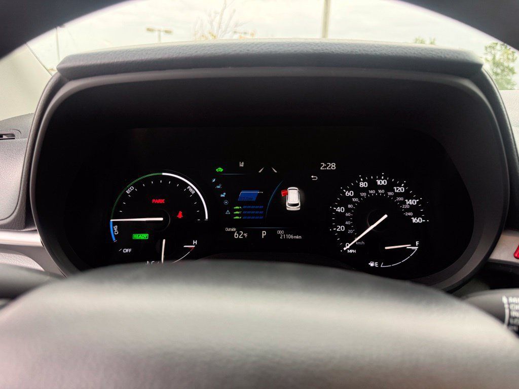 Used 2025 Toyota Sienna LE AWD/4WD image 18