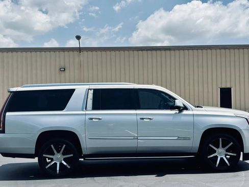 Used 2015 Cadillac Escalade ESV Luxury AWD/4WD image 2