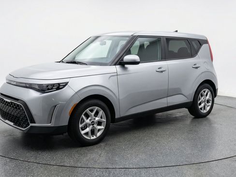 Used 2025 Kia Soul LX w/ LX Technology Package FWD image 3