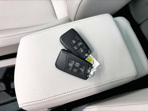Used 2023 Volkswagen Tiguan SE R-Line FWD image 13
