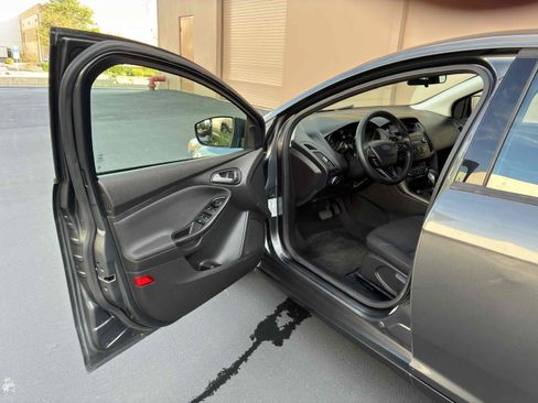 Used 2018 Ford Focus SE FWD image 37