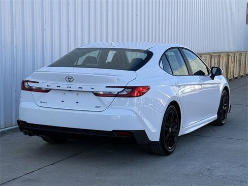 Used 2025 Toyota Camry SE image 4