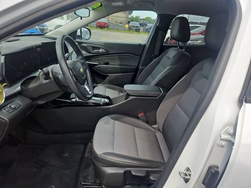 Used 2024 Chevrolet Trax LT w/ LT Convenience Package FWD image 10