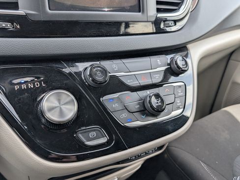 Used 2024 Chrysler Voyager LX FWD image 11