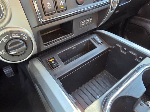 Used 2019 Nissan Titan SV w/ SV Convenience Package image 22