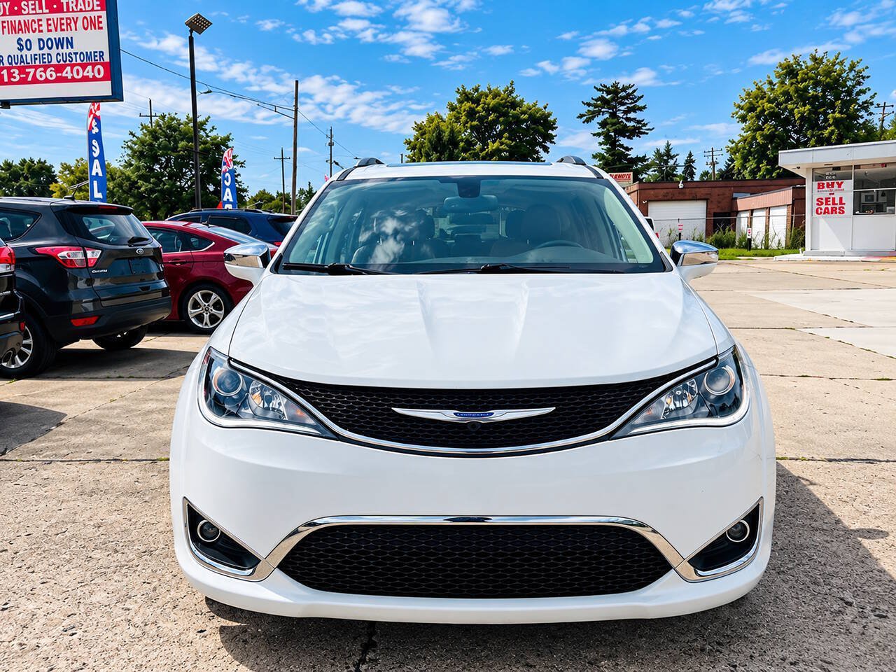 Used 2018 Chrysler Pacifica Limited w/ Tire & Wheel Group FWD image 3